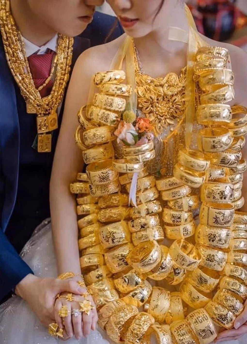 Cận cảnh số vàng "khủng" cô dâu đeo trong ngày cưới (Ảnh: Chụp màn hình).