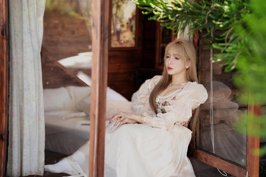 Bảo Trân cho hay, cô đã quyết định đứng lên hát một bài khi đi chơi với nhóm bạn, không có sự sắp đặt từ trước. Cô nhận nhiều tin nhắn hỏi han của người thân và bạn bè sau khi video được đăng tải. Thực tế, cô chỉ muốn tạo tiếng cười cho mọi người vào dịp cận Tết. Khả năng hát của cô khá ổn, không đến mức "dở" (Ảnh: NVCC). Bảo Trân cho hay, cô đã quyết định đứng lên hát một bài khi đi chơi với nhóm bạn, không có sự sắp đặt từ trước. Cô nhận nhiều tin nhắn hỏi han của người thân và bạn bè sau khi video được đăng tải. Thực tế, cô chỉ muốn tạo tiếng cười cho mọi người vào dịp cận Tết. Khả năng hát của cô khá ổn, không đến mức "dở" (Ảnh: NVCC).