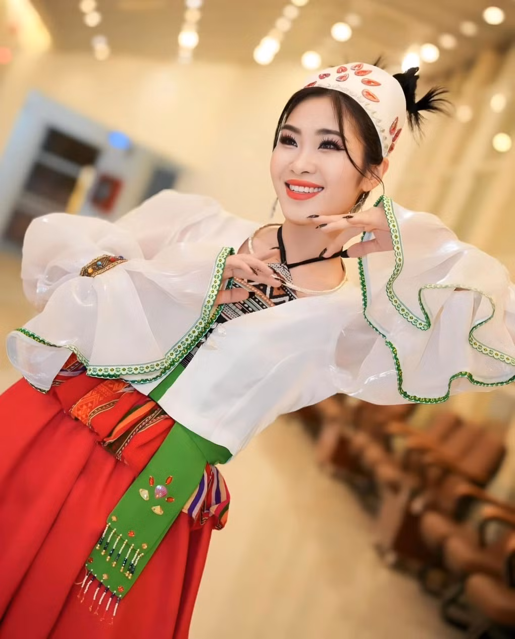 Hà Myo không còn là gương mặt xa lạ đối với cộng đồng yêu thích dòng nhạc dân gian. Cô là ca sĩ thuộc Nhà hát Ca Múa Nhạc Việt Nam. Cô được góp mặt vào danh sách 20 cá nhân được đề cử "Gương mặt trẻ Việt Nam tiêu biểu" trong năm 2021 và 2022 (Ảnh: FBNV). Hà Myo không còn là gương mặt xa lạ đối với cộng đồng yêu thích dòng nhạc dân gian. Cô là ca sĩ thuộc Nhà hát Ca Múa Nhạc Việt Nam. Cô được góp mặt vào danh sách 20 cá nhân được đề cử "Gương mặt trẻ Việt Nam tiêu biểu" trong năm 2021 và 2022 (Ảnh: FBNV).