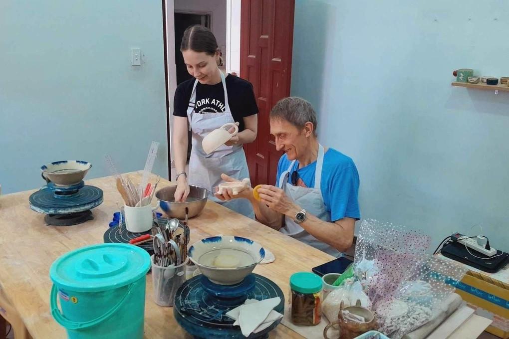 Lớp học làm gốm của anh Đạt thu hút nhiều khách nước ngoài tham gia (Ảnh: NVCC).