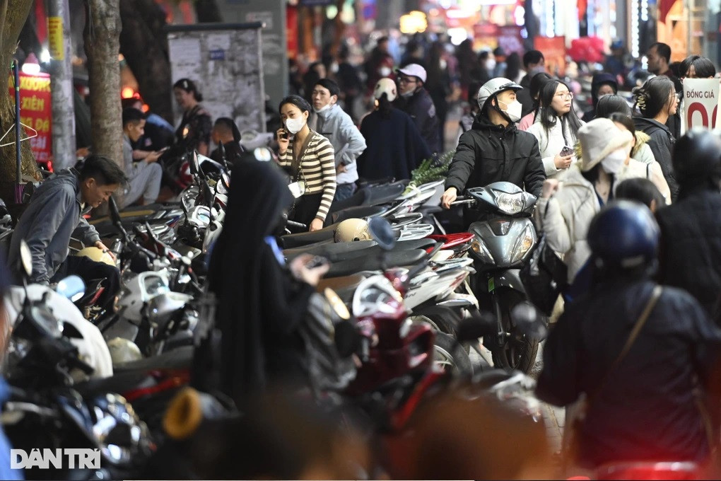 Các cửa hàng thời trang cho biết doanh thu tăng gấp 3-4 lần so với ngày thường (Ảnh: C.K.). Các cửa hàng thời trang cho biết doanh thu tăng gấp 3-4 lần so với ngày thường (Ảnh: C.K.).