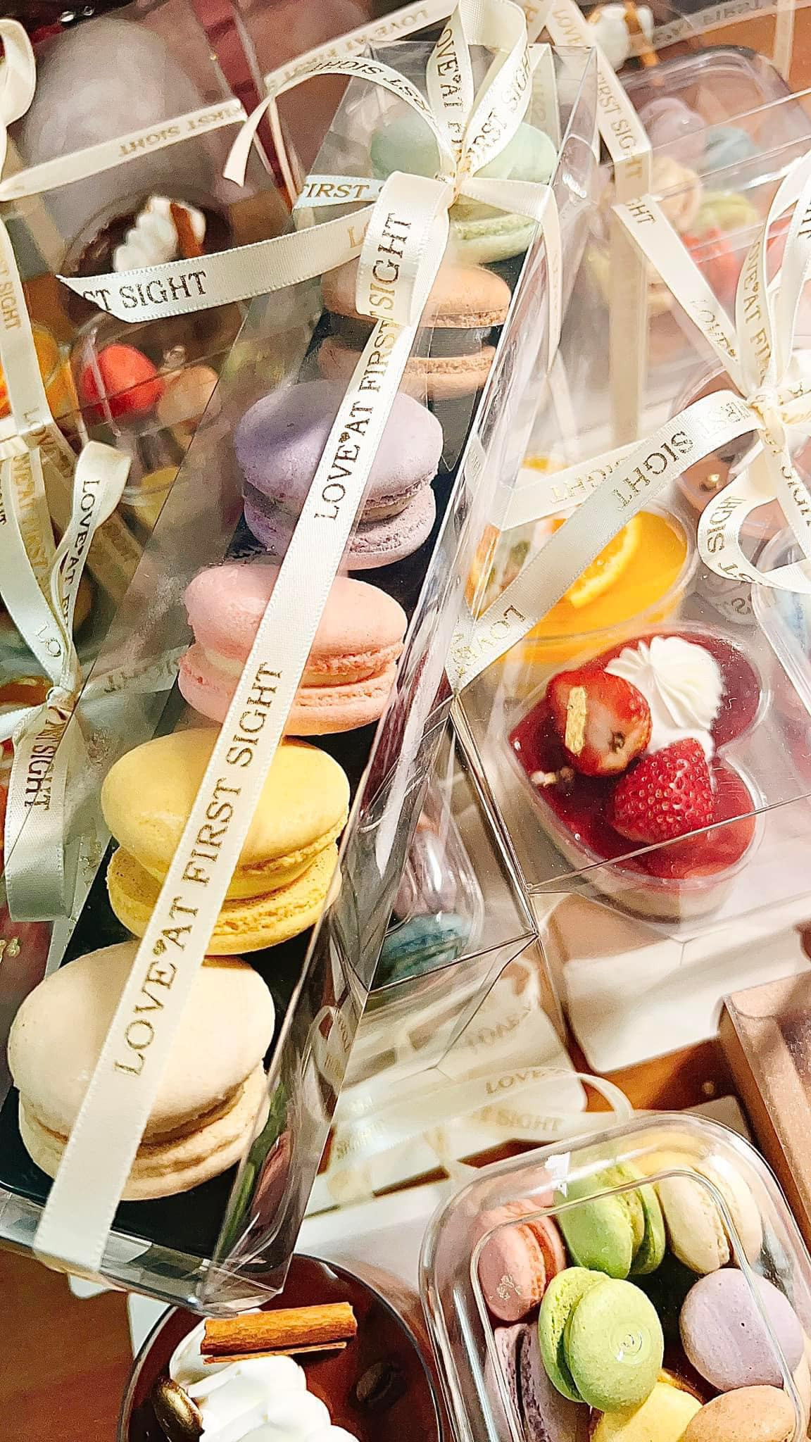 Set bánh macaron được gói buộc nơ xinh xắn giá 150.000 đồng.