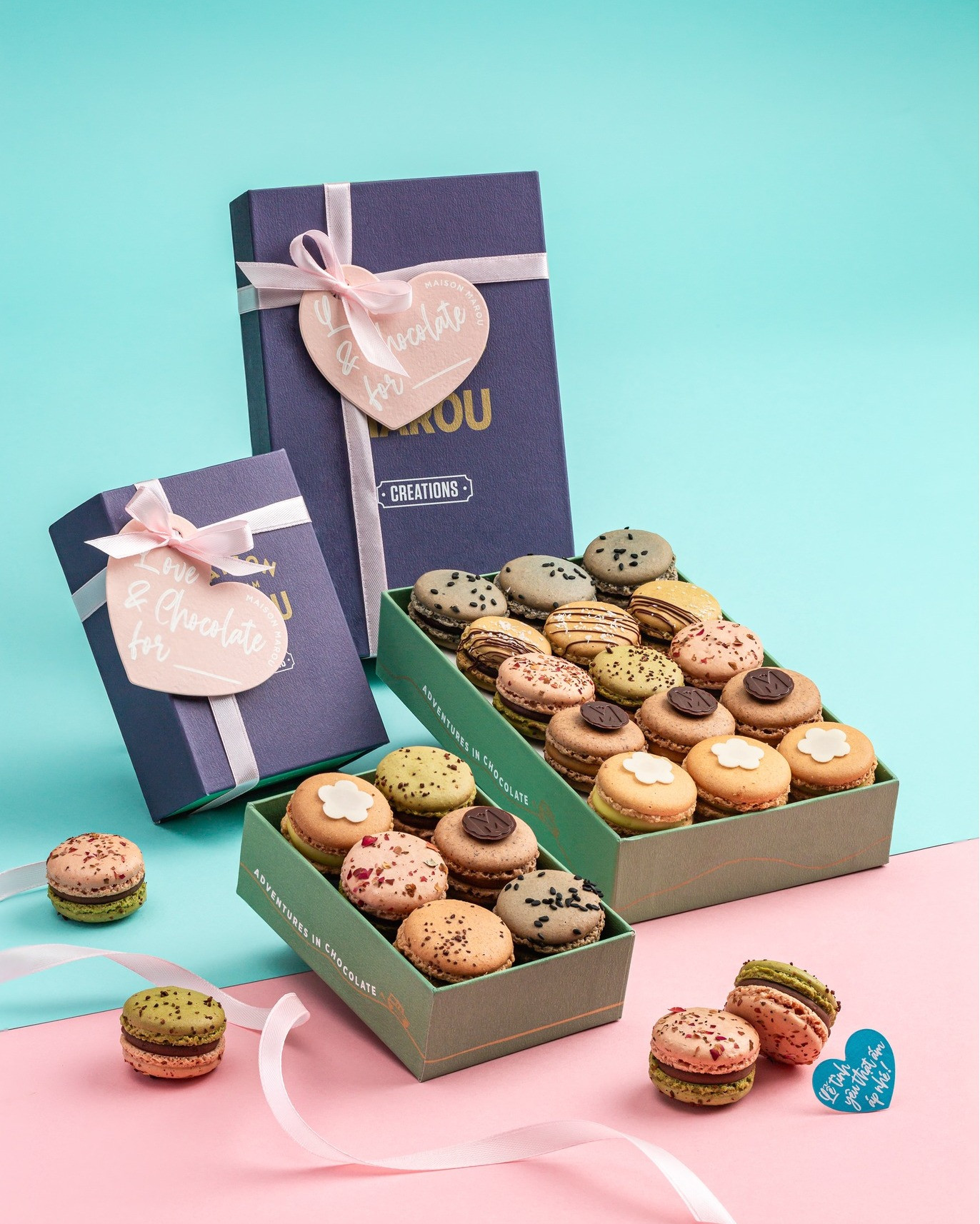 Phiên bản bánh Macaron cho mùa Valentine năm nay được sáng tạo mới lạ với nhân bánh kết hợp giữa mâm xôi &amp; mứt dâu tây Đà Lạt. Hộp 15 viên có giá 490.000 đồng. Ảnh: Maison Marou