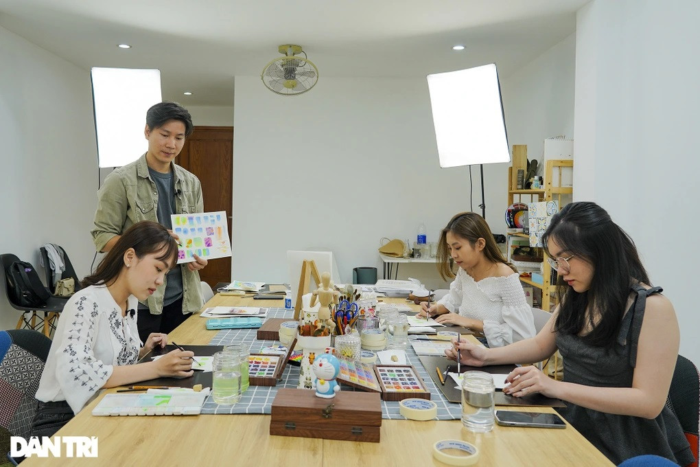 Ngoài học thêm kỹ năng mới, các lớp chủ yếu giúp học viên có thời gian thư giãn, chữa lành những tổn thương, xoa dịu những căng thẳng tinh thần (Ảnh: Hải Long).