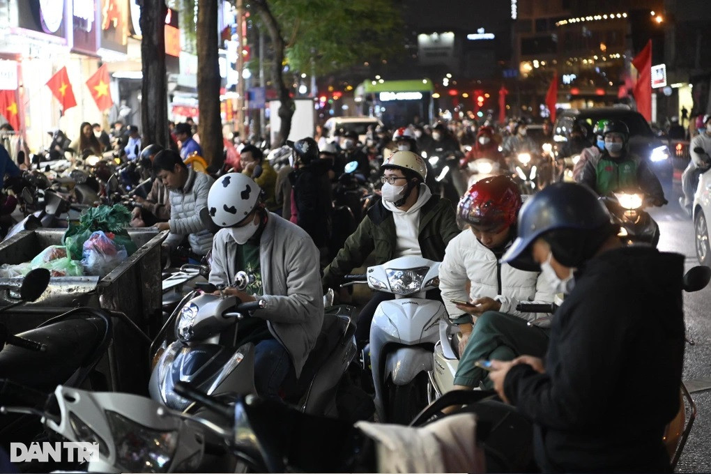 Nhiều chàng trai kiên nhẫn đợi vợ, người yêu mua sắm Tết, chiều tối 2/2 (Ảnh: C.K.). Nhiều chàng trai kiên nhẫn đợi vợ, người yêu mua sắm Tết, chiều tối 2/2 (Ảnh: C.K.).