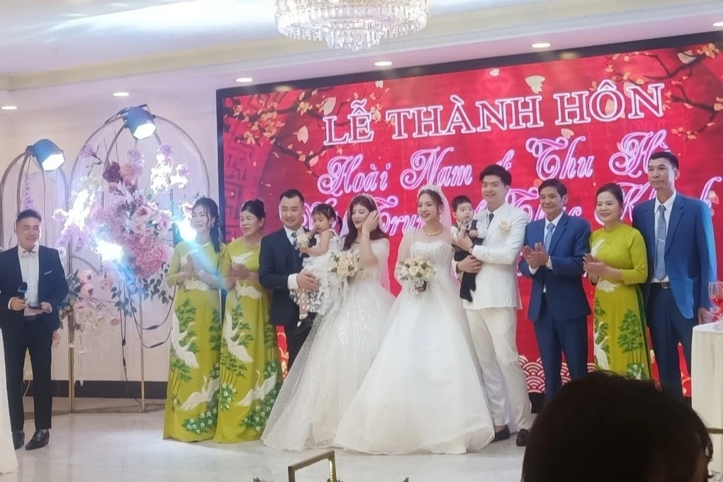 Đám cưới diễn ra vào ngày 19/2 vừa qua tại một trung tâm sự kiện lớn ở thị xã Thái Hòa, Nghệ An với sự chúc phúc của đông đảo quan khách, bạn bè và người thân. (Ảnh: Quỳnh Thuận).