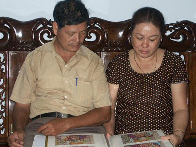 Bố mẹ Huyền xem ảnh đám hỏi