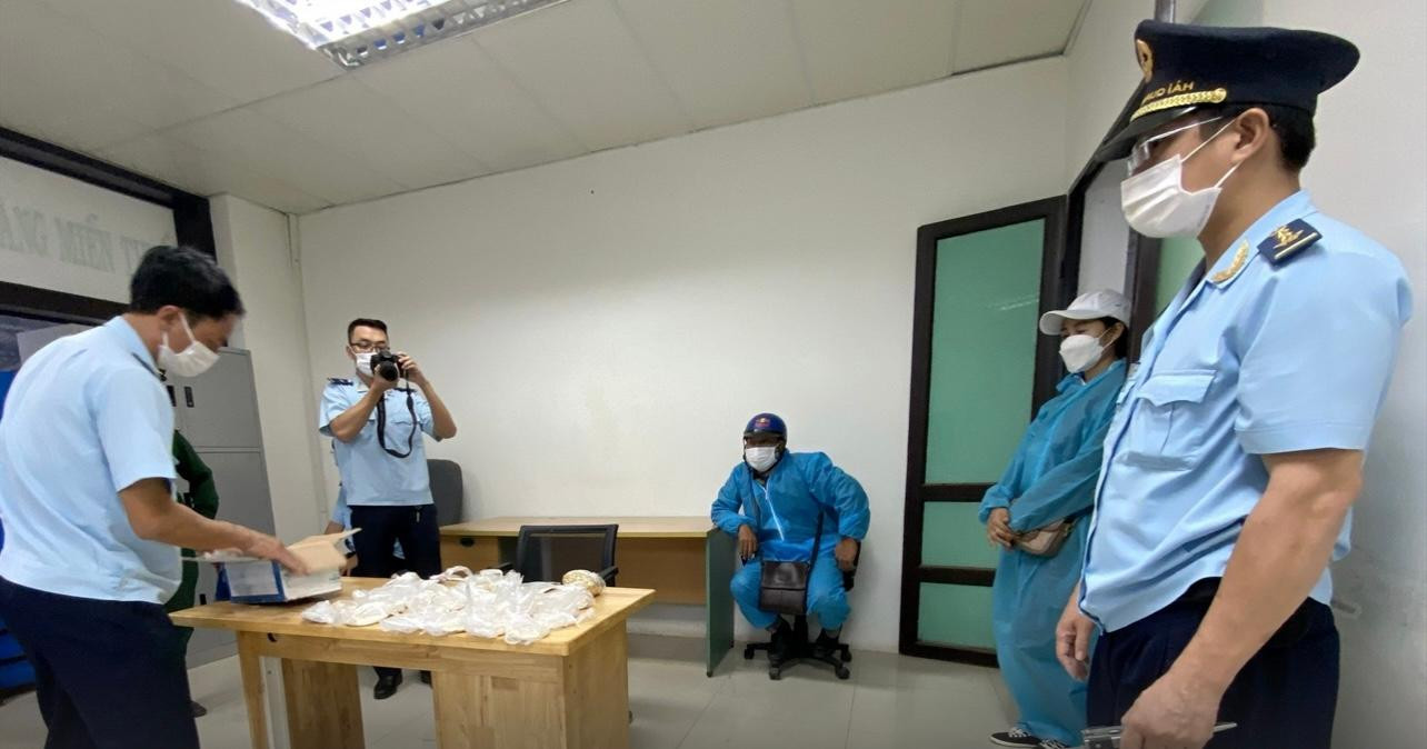 Số vàng, bạc, đô la Mỹ bị Chi cục Hải quan Cửa khẩu Quốc tế Lao Bảo phát hiện vào ngày 11/11/2021. Ảnh: HQ. Số vàng, bạc, đô la Mỹ bị Chi cục Hải quan Cửa khẩu Quốc tế Lao Bảo phát hiện vào ngày 11/11/2021. Ảnh: HQ.