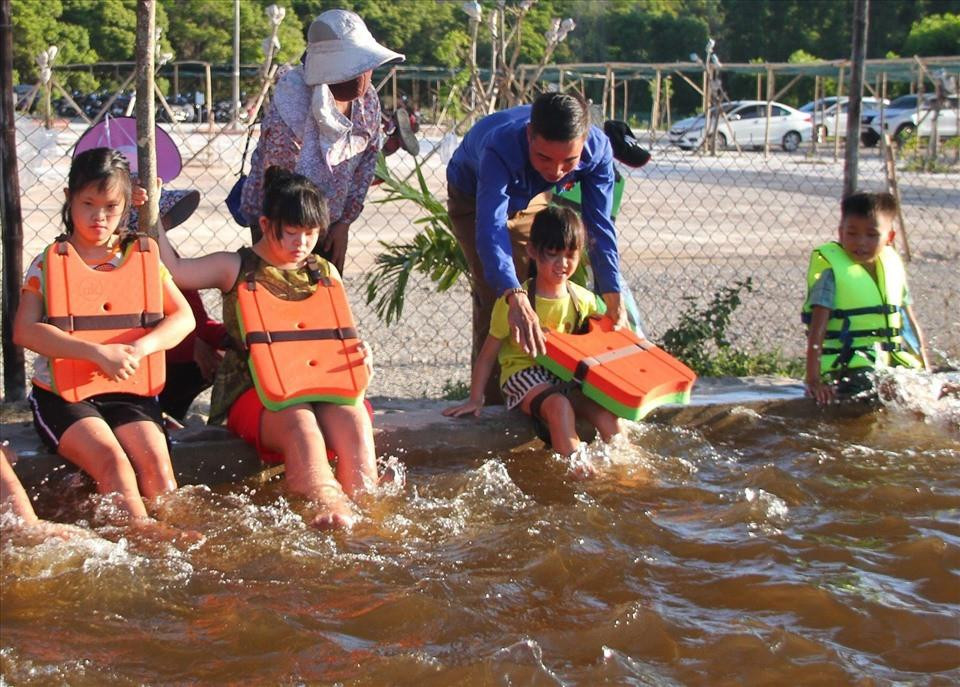 Tổ chức dạy bơi miễn phí cho thiếu nhi ở huyện Hải Lăng. Tổ chức dạy bơi miễn phí cho thiếu nhi ở huyện Hải Lăng.