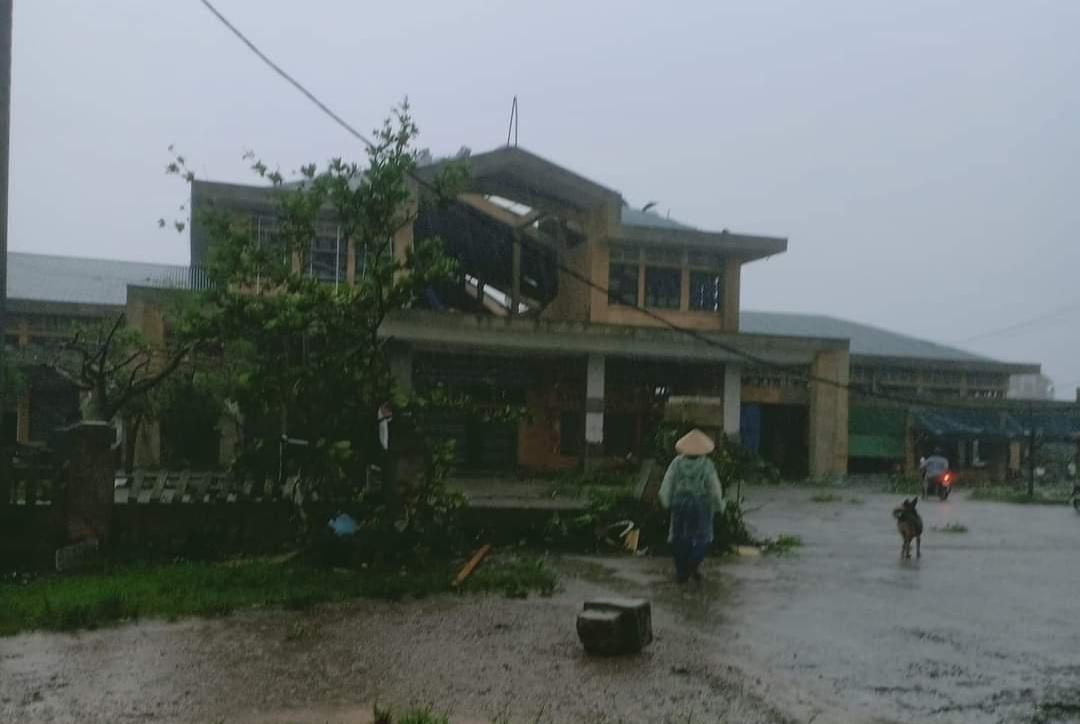 Bão đổ bộ đất liền các tỉnh Thừa Thiên Huế – Quảng Ngãi ảnh 70