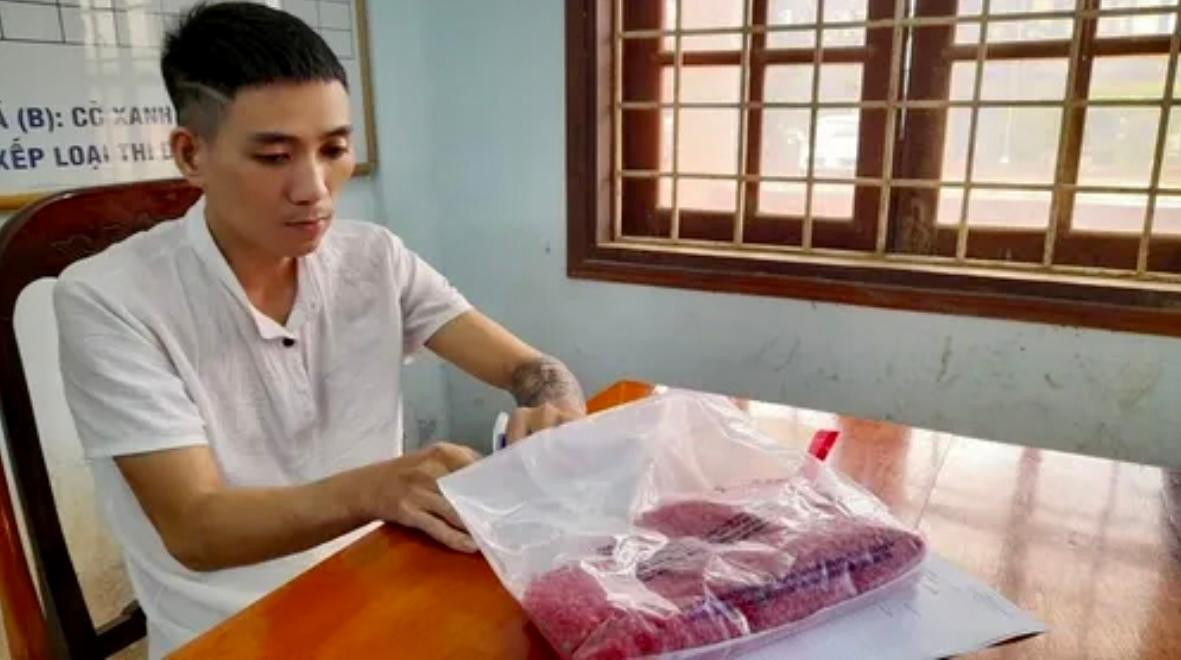 Đối tượng Hùng cùng tang vật 12.000 viên ma túy tổng hợp. Ảnh: CA.