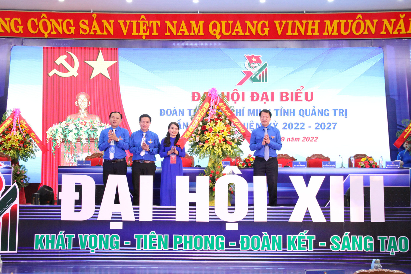 Bí thư T.Ư Đoàn Ngô Văn Cương tặng hoa chúc mừng Đại hội Tỉnh Đoàn Quảng Trị lần thứ XIII.