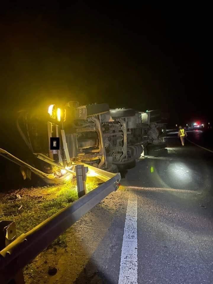 Hiện trường vụ tai nạn nghiêm trọng trên Quốc lộ 9 khiến 2 người thương vong.