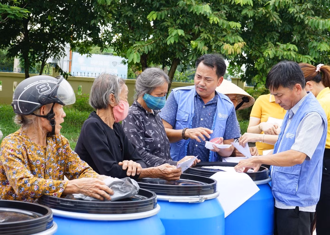 Người dân tỉnh Quảng Trị nhận thùng phuy và tiền hỗ trợ từ Tổ chức FAO tại Việt Nam.
