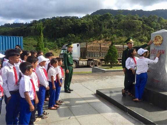 Buổi học ngoại khóa các em học sinh với cột mốc biên cương thân yêu. Buổi học ngoại khóa các em học sinh với cột mốc biên cương thân yêu.
