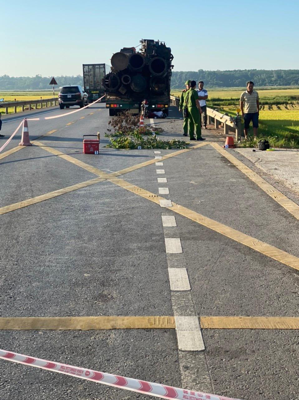 Hiện trường vụ tai nạn giao thông làm 2 vợ chồng tử vong tại chỗ.