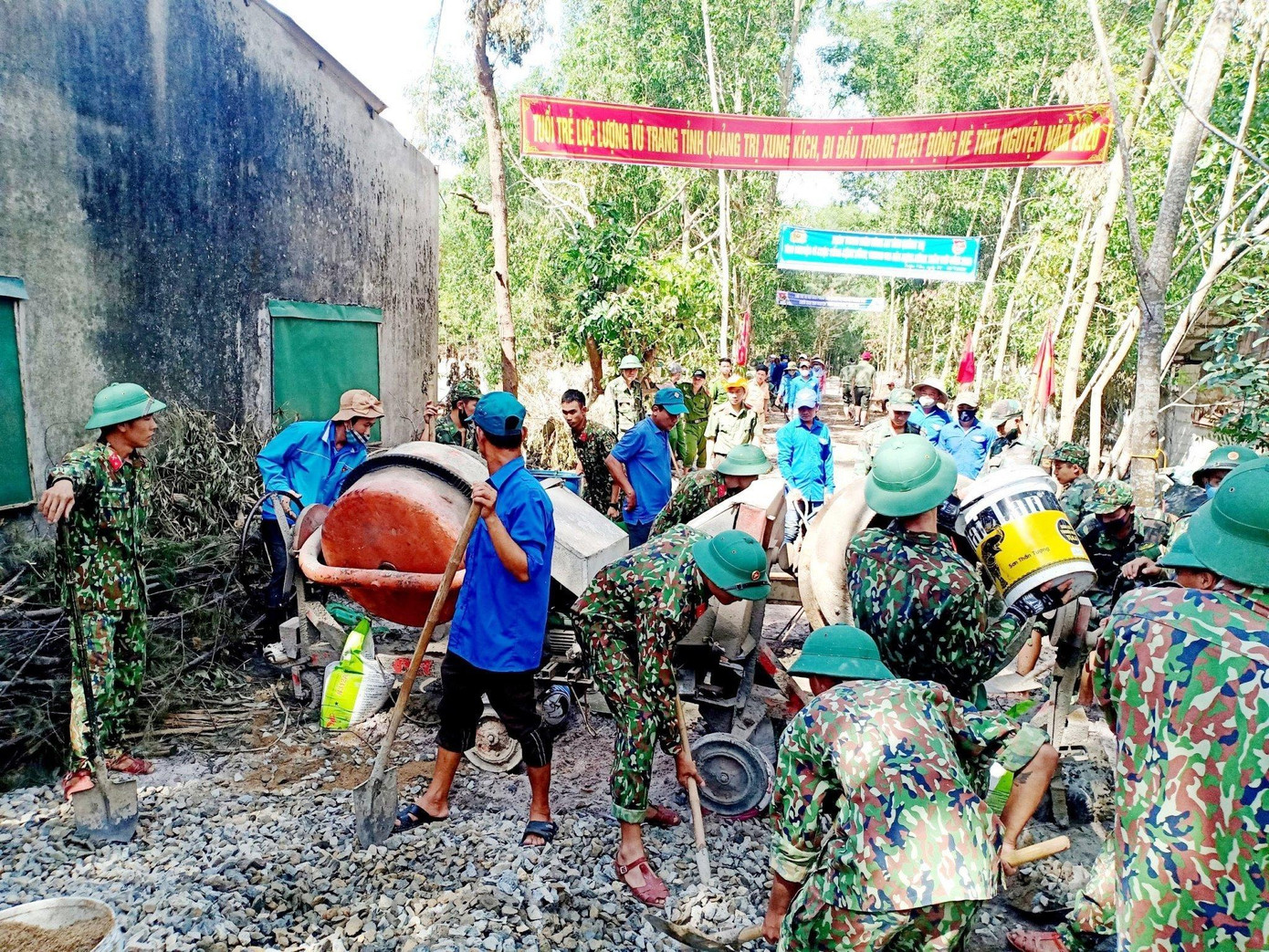 Hoạt động hè tình nguyện làm đường bê tông nông thôn mới ở huyện Gio Linh. Hoạt động hè tình nguyện làm đường bê tông nông thôn mới ở huyện Gio Linh.