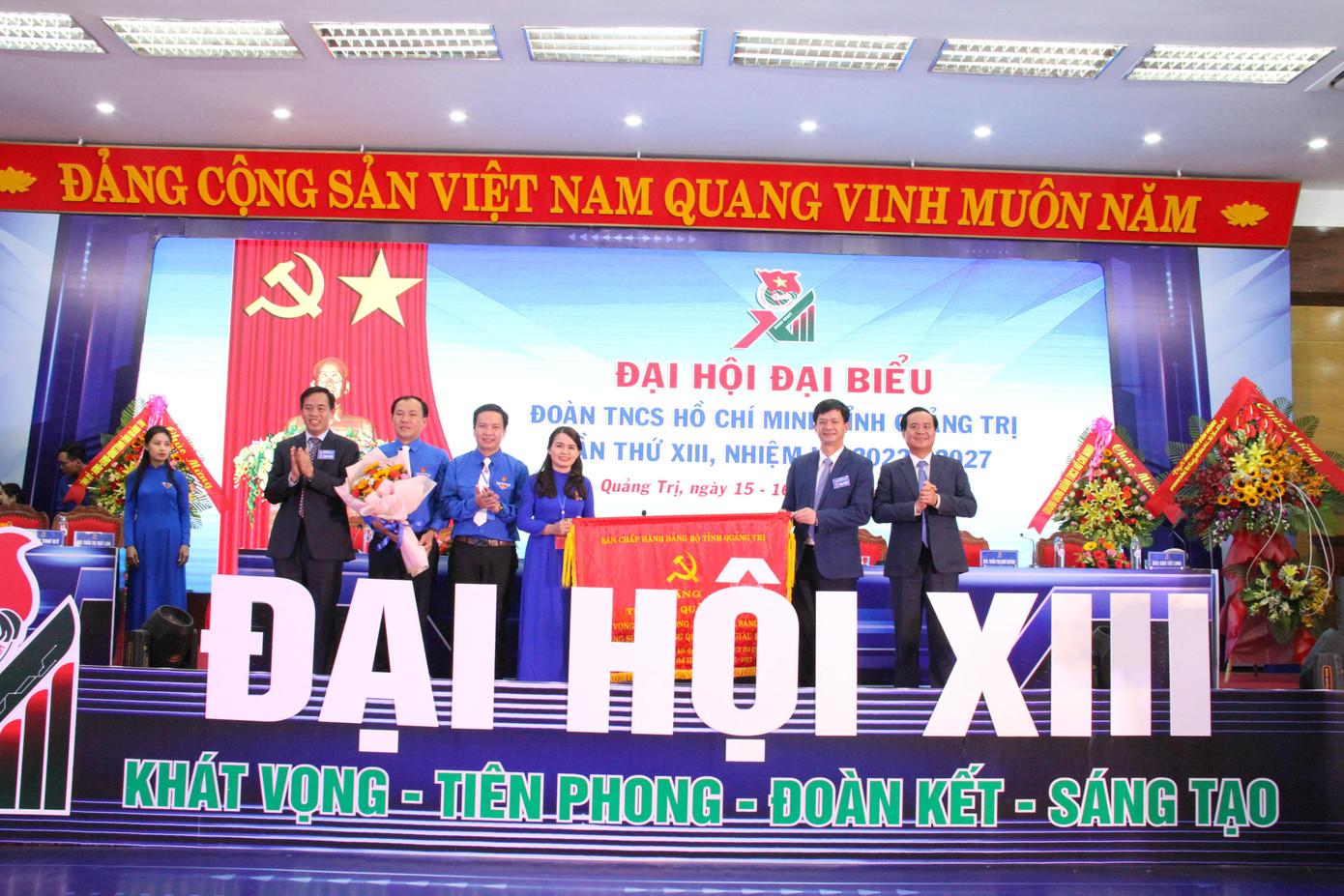 Lãnh đạo tỉnh Quảng Trị tặng bức trướng chúc mừng tuổi trẻ Quảng Trị.