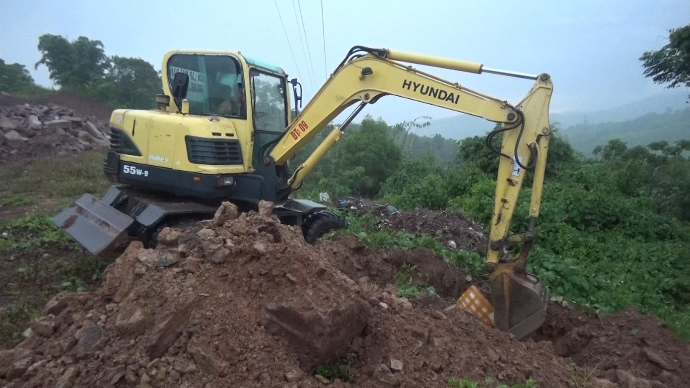 Lực lượng chức năng tiến hành tiêu hủy số xương, thịt lợn đông lạnh đã bốc mùi hôi thối theo quy định của pháp luật.. Ảnh: Mạnh Hùng.