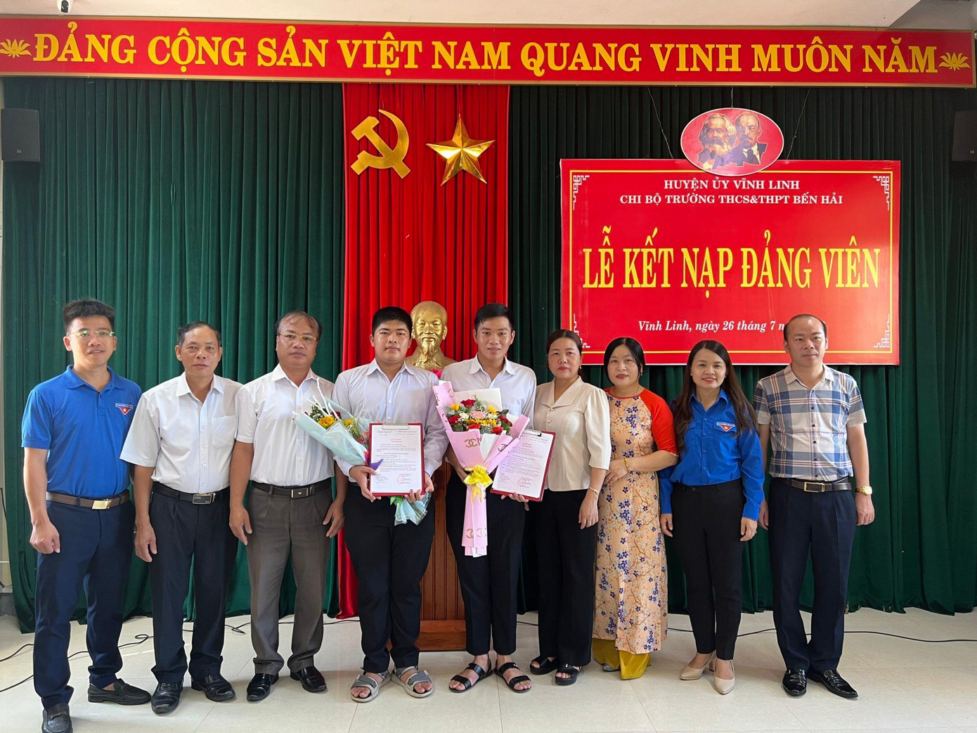 Kết nạp đảng viên mới ở huyện Vĩnh Linh. Kết nạp đảng viên mới ở huyện Vĩnh Linh.