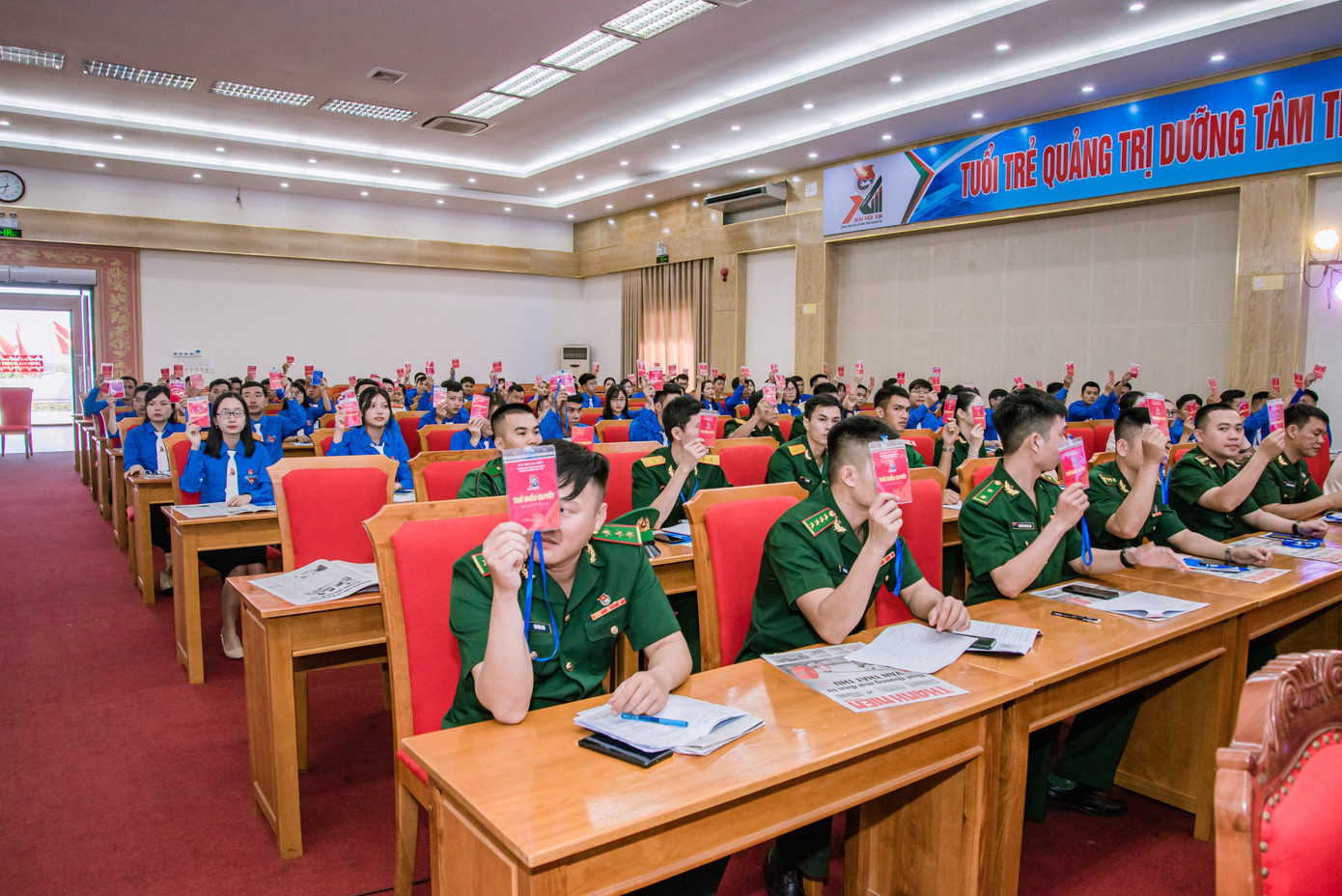 Các đại biểu thông qua các chương trình hành động nhiệm kỳ mới.