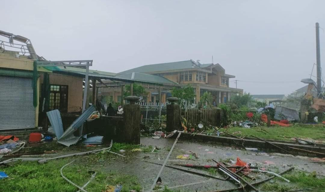 Bão đổ bộ đất liền các tỉnh Thừa Thiên Huế – Quảng Ngãi ảnh 72