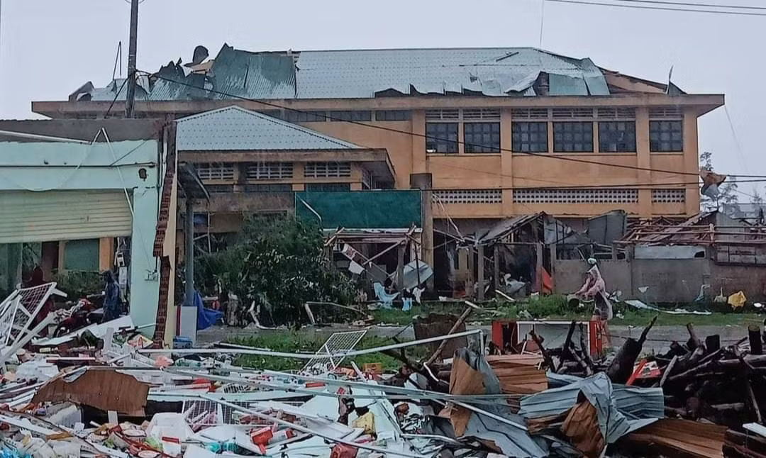 Ông Trần Đình Cảm - Bí thư Đảng ủy thị trấn Cửa Việt xác nhận, trận lốc xoáy đã làm 2 ngôi nhà bị sập hoàn toàn, 5 người bị thương và hơn 300 ngôi nhà bị tốc mái. Ông Trần Đình Cảm - Bí thư Đảng ủy thị trấn Cửa Việt xác nhận, trận lốc xoáy đã làm 2 ngôi nhà bị sập hoàn toàn, 5 người bị thương và hơn 300 ngôi nhà bị tốc mái.