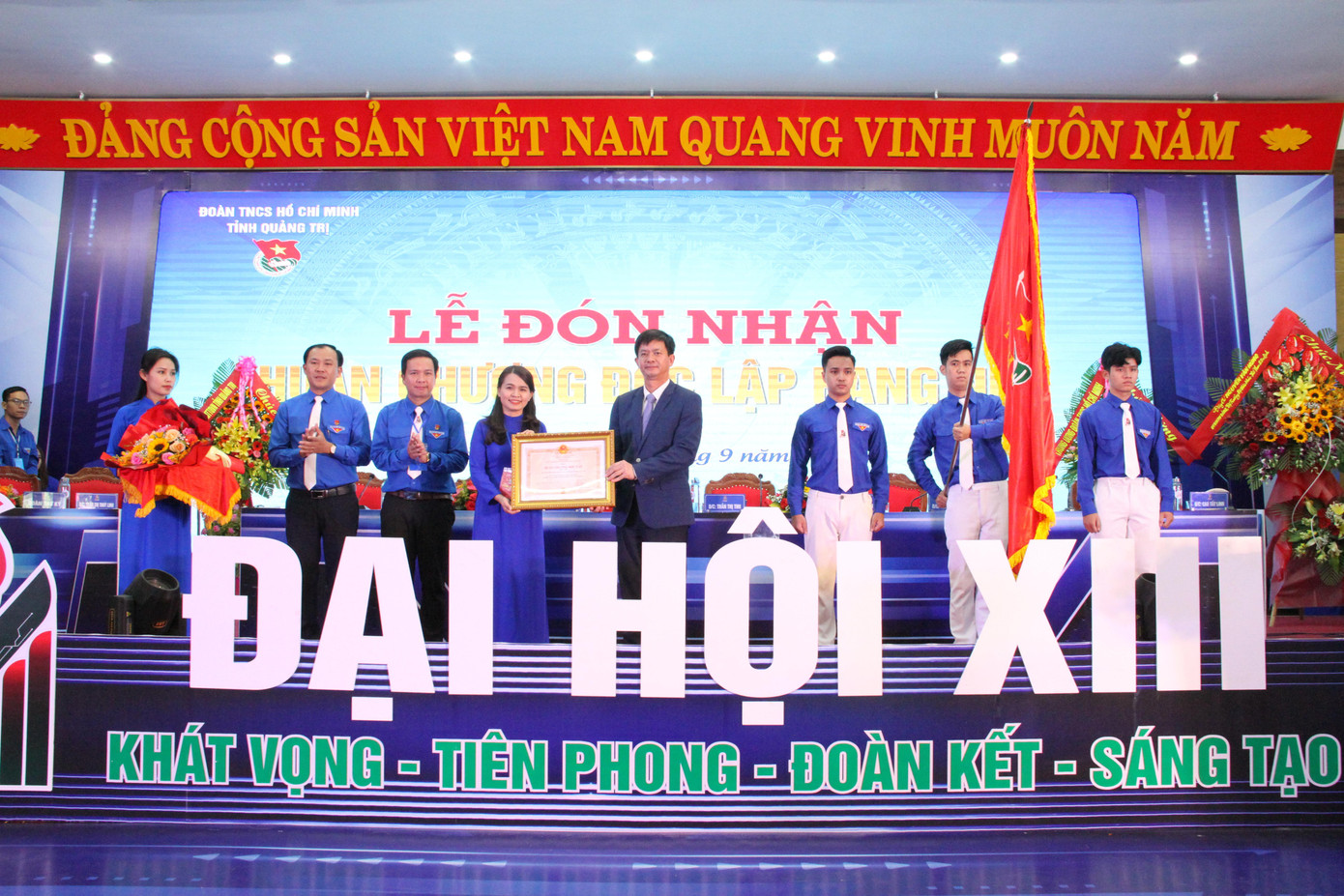 Thừa ủy quyền của Chủ tịch nước, ông Lê Quang Tùng - Bí thư Tỉnh ủy, Trưởng Đoàn ĐBQH tỉnh Quảng Trị trao Huân chương Độc lập hạng Nhì cho tuổi trẻ Quảng Trị.