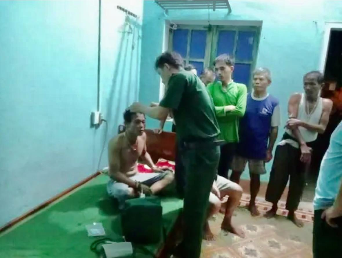 Quân y Đồn Biên phòng Cồn Cỏ chăm sóc sức khỏe các thuyền viên gặp nạn trên biển.