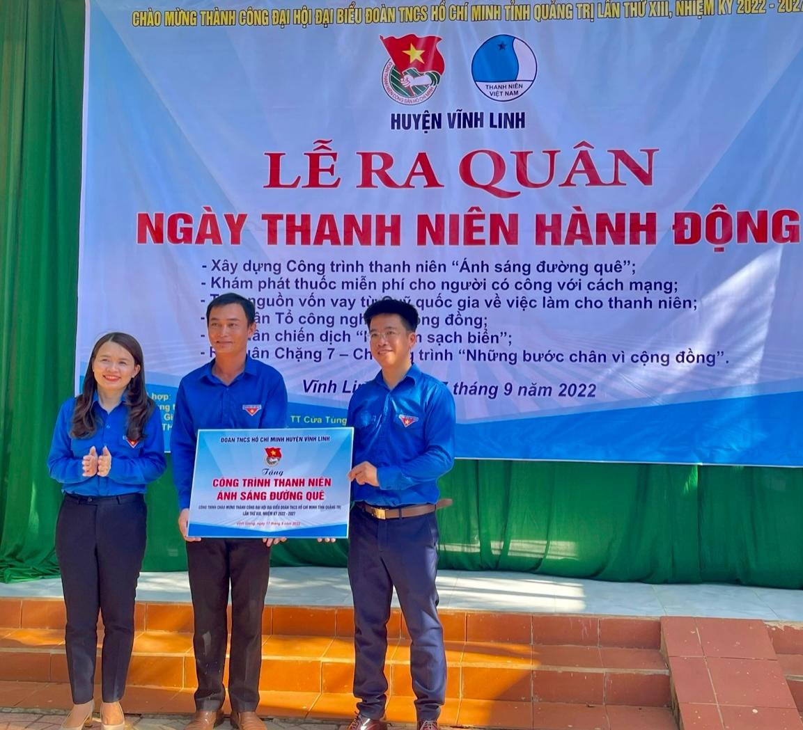 Đại diện Tỉnh Đoàn Quảng Trị trao hỗ trợ xây dựng công trình thanh niên “Ánh sáng đường quê” cho xã Vĩnh Giang. Đại diện Tỉnh Đoàn Quảng Trị trao hỗ trợ xây dựng công trình thanh niên “Ánh sáng đường quê” cho xã Vĩnh Giang.