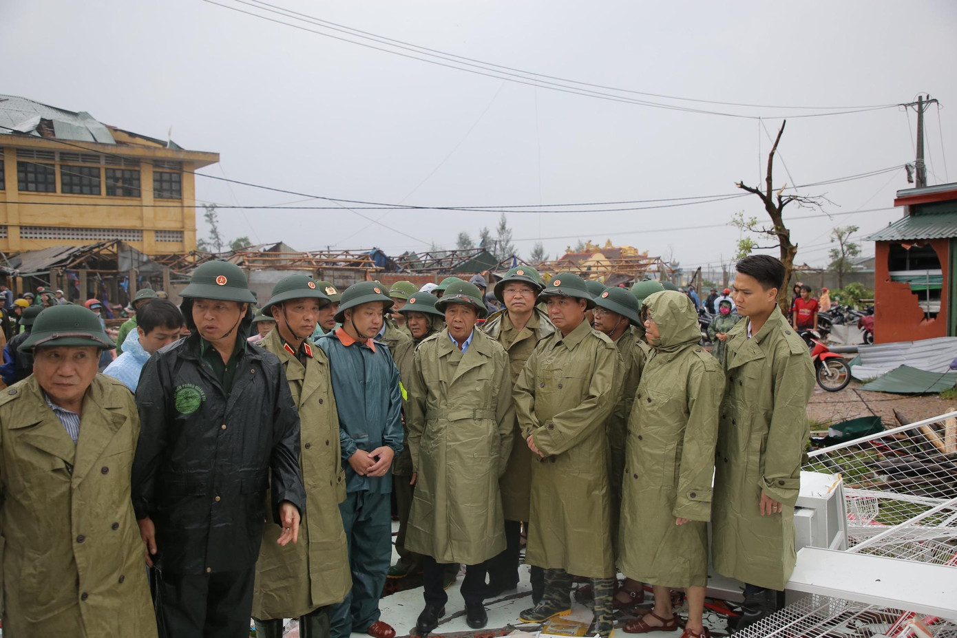 Phó Thủ tướng Lê Văn Thành cùng đoàn công tác thị sát khu vực xảy ra lốc xoáy ở thị trấn Cửa Việt chiều 27/9.