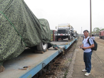 Đoàn xe được phủ bạt cẩn thận