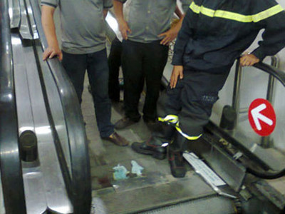 Nơi chân cháu Hải bị kẹt ở thang cuốn. Ảnh: H.T Nơi chân cháu Hải bị kẹt ở thang cuốn