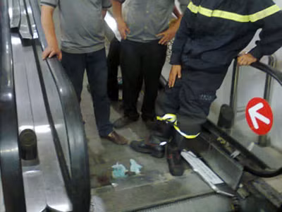 Nơi chân cháu Hải bị kẹt ở thang cuốn. Ảnh: H.T Nơi chân cháu Hải bị kẹt ở thang cuốn