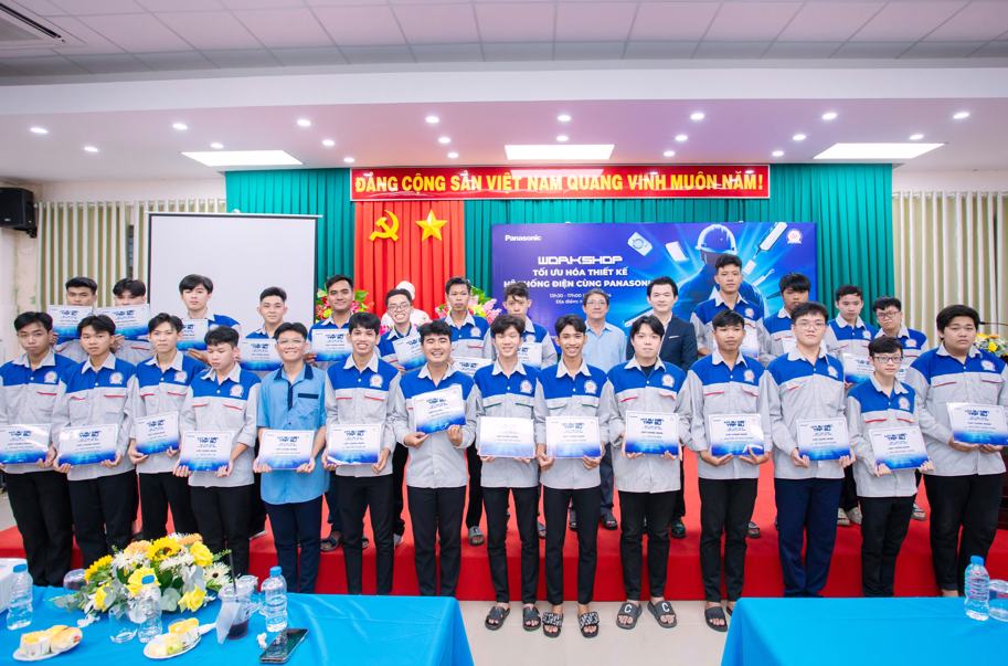 Sinh viên trường Cao đẳng Cơ điện và Nông nghiệp Nam Bộ nhận chứng nhận và quà tặng từ Panasonic Electric Works.
