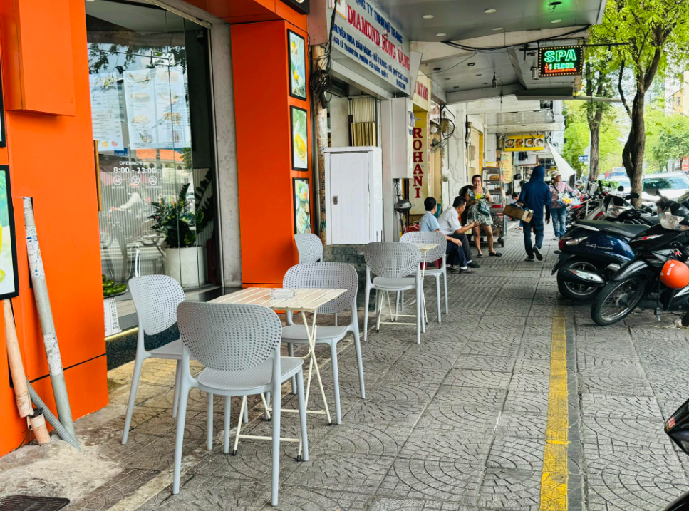 Một tuyến vỉa hè tại quận 1, TP.HCM cho thuê vỉa hè từ tháng 5/2024. Ảnh: Mỹ Quỳnh.