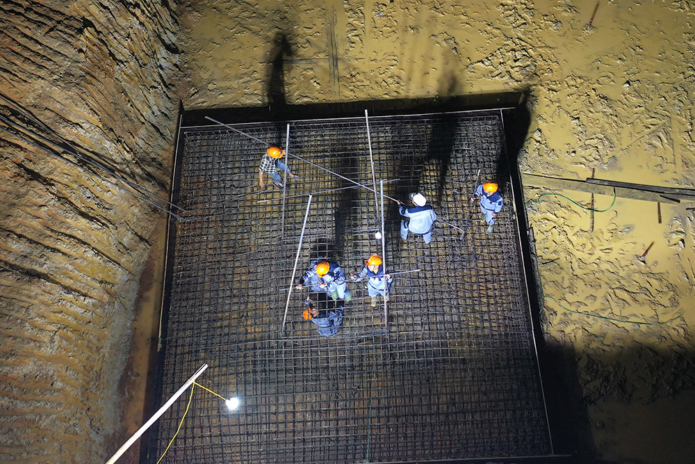 Thực hiện chỉ đạo của Thủ tướng Chính phủ, toàn công trường thi công với tinh thần “3 ca, 4 kíp”, xuyên lễ, xuyên Tết, xuyên ngày nghỉ Thực hiện chỉ đạo của Thủ tướng Chính phủ, toàn công trường thi công với tinh thần “3 ca, 4 kíp”, xuyên lễ, xuyên Tết, xuyên ngày nghỉ