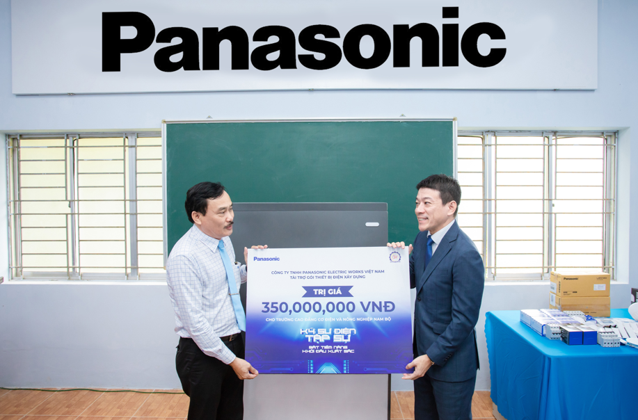 Trường Cao đẳng Cơ điện và Nông nghiệp Nam Bộ tiếp nhận gói tài trợ từ Panasonic Electric Works Việt Nam.