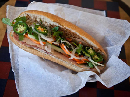 Một chiếc bánh mỳ truyền thống của quán Banh Mi Ngon ở West Roxbury. Ảnh: Boston Globe. Một chiếc bánh mỳ truyền thống của quán Banh Mi Ngon ở West Roxbury. Ảnh: Boston Globe