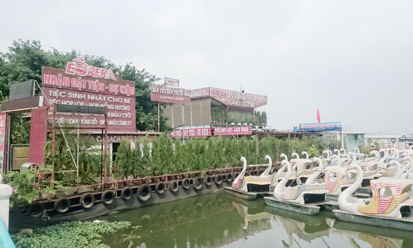 Du thuyền, nhà nổi Hồ Tây vẫn tấp nập trước 'lệnh cấm' ảnh 6