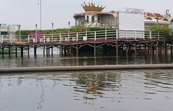 Du thuyền, nhà nổi Hồ Tây vẫn tấp nập trước 'lệnh cấm' ảnh 7