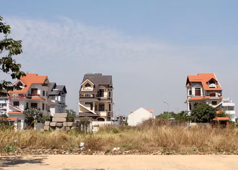 Với những dự án thực hiện trước thời điểm Nghị định 69 có hiệu lực, tiền sử dụng đất được tính dựa theo bảng giá đất hàng năm chỉ bằng 20-30% giá thị trường. Trong khi đó, các dự án mới sau này phải đóng tiền sử dụng đất bằng 100% giá thị trường