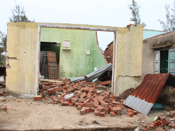 Căn nhà của cô Giang Thị Bê (con liệt sĩ) bị sập hoàn toàn sau bão số 11. Cô có 4 người con và hiện đang sống cùng người con lớn và 2 cháu ngoại. Thu nhập chủ yếu của gia đình nhờ vào việc hàng ngày ra biển mua cá mang về chợ bán. Với thu nhập ít ỏi, gia đình không đủ tiền để dựng lại nhà.