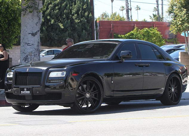 David bế con gái trên tay, còn Vic theo sát đằng sau.. Cả gia đình VicBeck đi lại bằng xe Rolls Royce của mình, ước tính có trị giá khoảng 500.000 USD