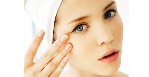 Thoa serum để ngăn ngừa tiến trình lão hóa. Thoa serum để ngăn ngừa tiến trình lão hóa