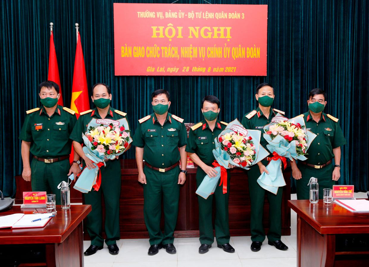 Thủ trưởng Quân đoàn 3 chúc mừng các đồng chí được điều động, bổ nhiệm giữ chức vụ mới