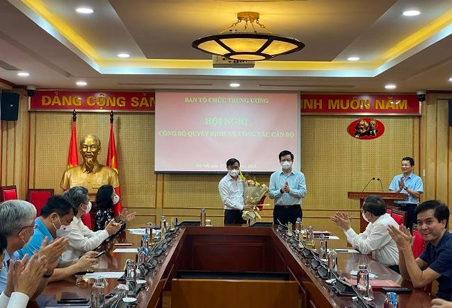 Ông Mai Văn Chính, Phó Trưởng ban Thường trực Ban Tổ chức Trung ương trao Quyết định cho ông Vũ Huy Bằng. Ảnh: VGP