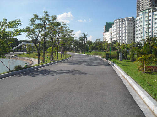 Không có cây cổ thụ che mát 