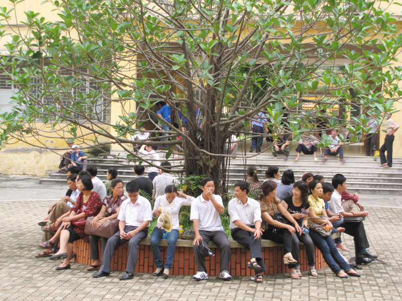 Bên ngoài, các bậc phụ huynh vui vẻ trò chuyện cùng những người bạn mới