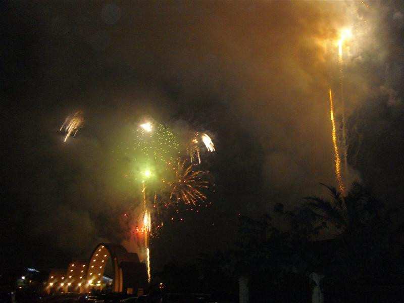 Pháo hoa trên thành Vinh. Ảnh : Quang Long